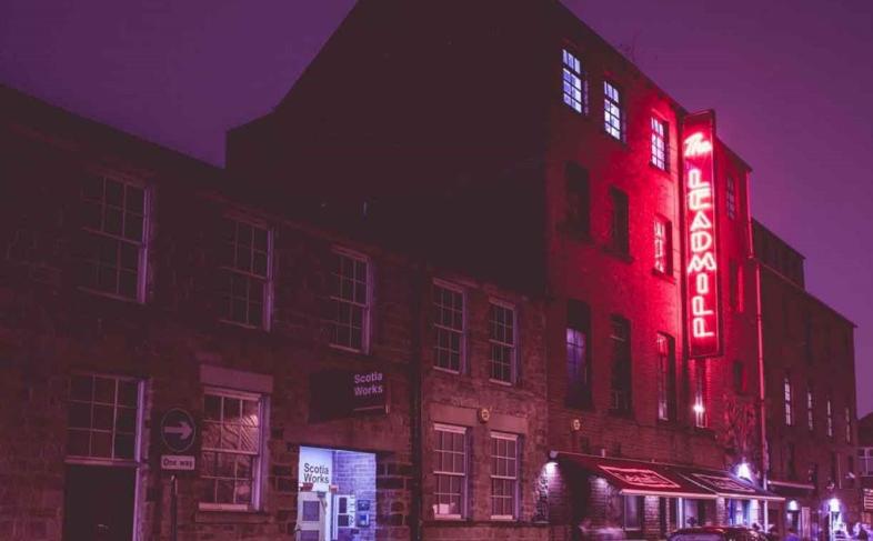 The Leadmill at nighttime. The red light of the Leadmill is glowing in the dark.